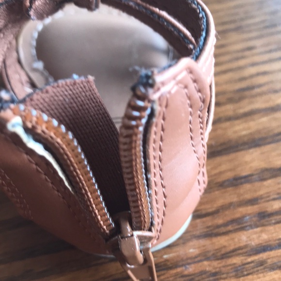 Free with 2 item bundlTan baby gladiator sandals NWOT - Picture 6 of 6